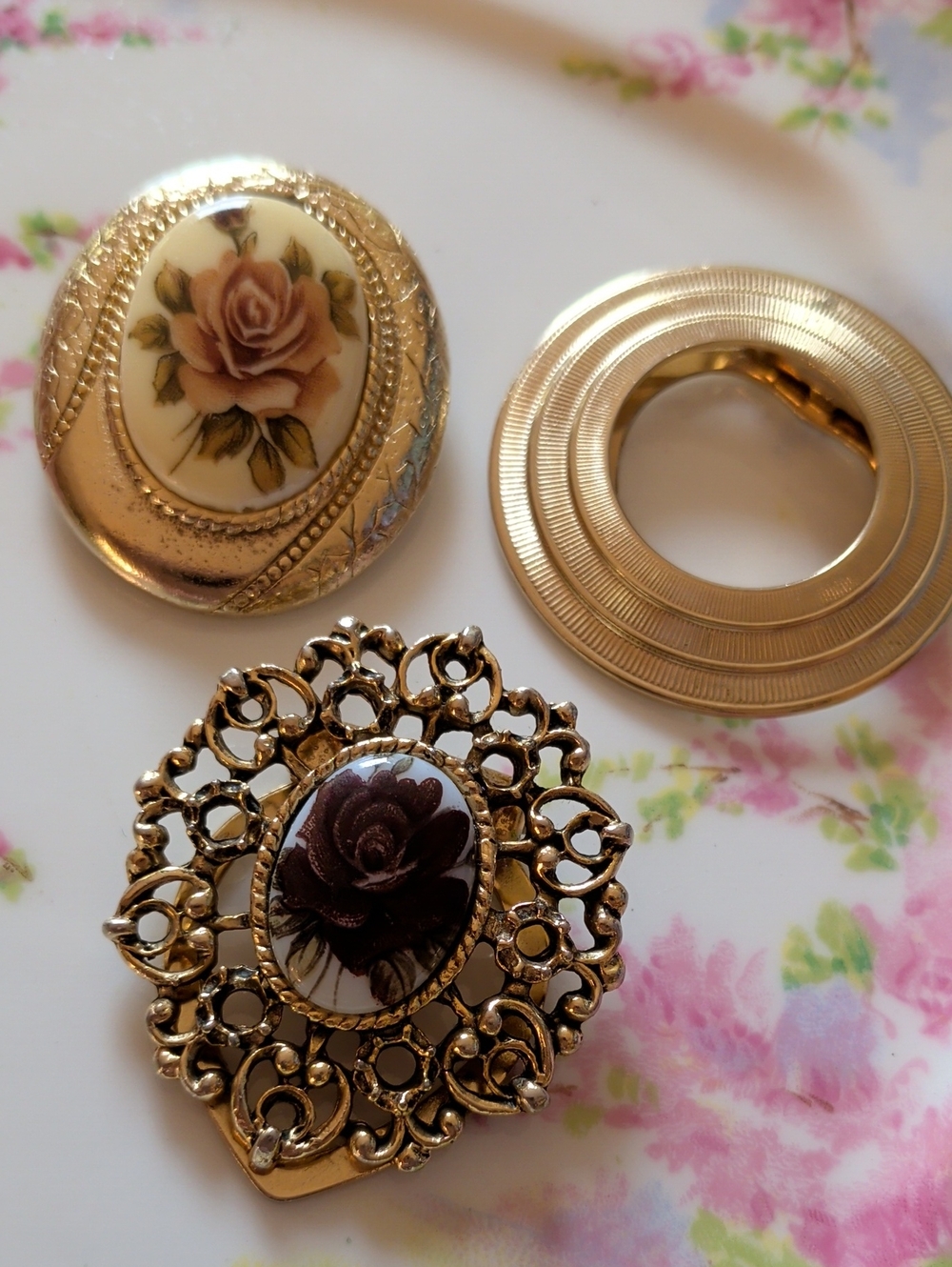 Vintage-Inspired Gold Floral Cameo Brooch - Gold & Cream